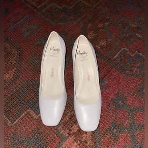 NWOT Amalfi pumps, women’s size 11M.